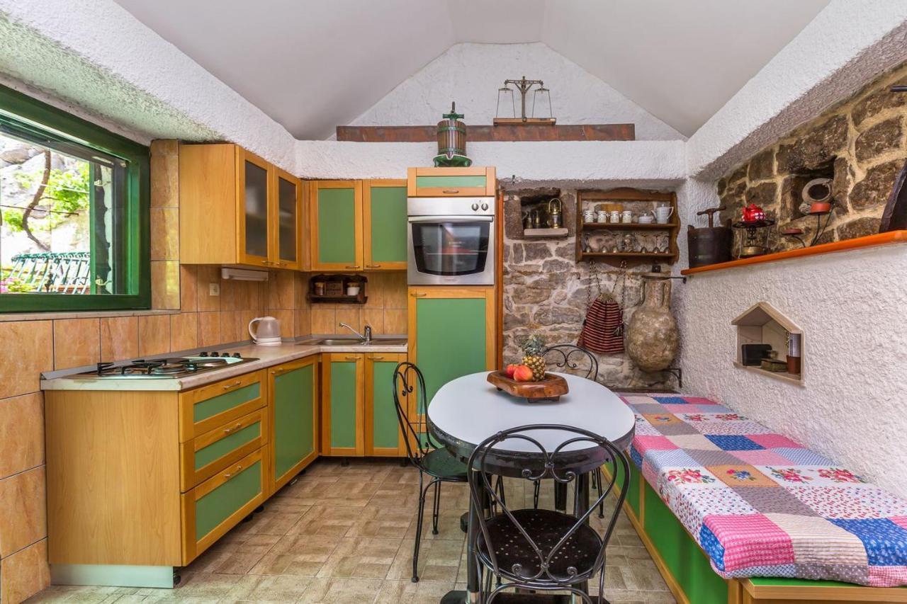 Vila Mini Stone House Omiš Exteriér fotografie